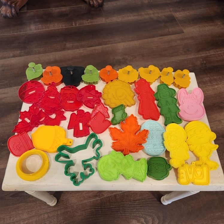 34 vintage plastic cookie cutters, Tupperware and Hallmark, various shapes for different holidays, good condition