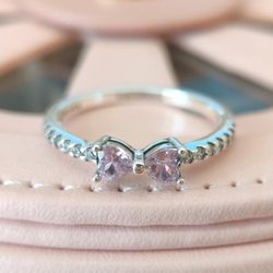 A pink bow ring is suitable as a Valentine's Day gift for girlfriends