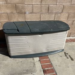 Rubbermaid Storage Container