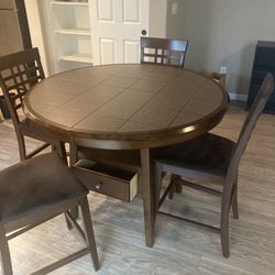 Dining Room Table & Chairs