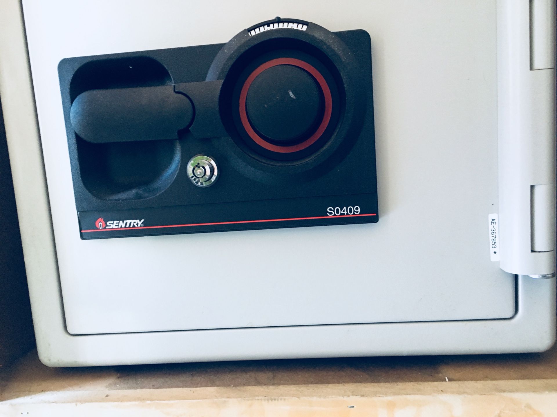 Sentry S0409 Safe. Closet safe. Keys, booklets etc included.