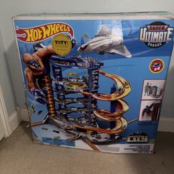 Hot Wheels Super Ultimate Garage Toy Car Track Set 4 1:64 Scale Cars FML03-9786