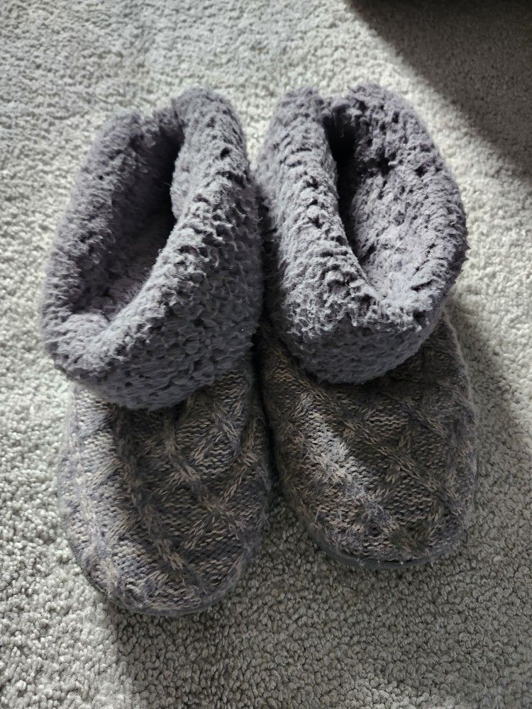 Ladies Slippers Size Large 9/10