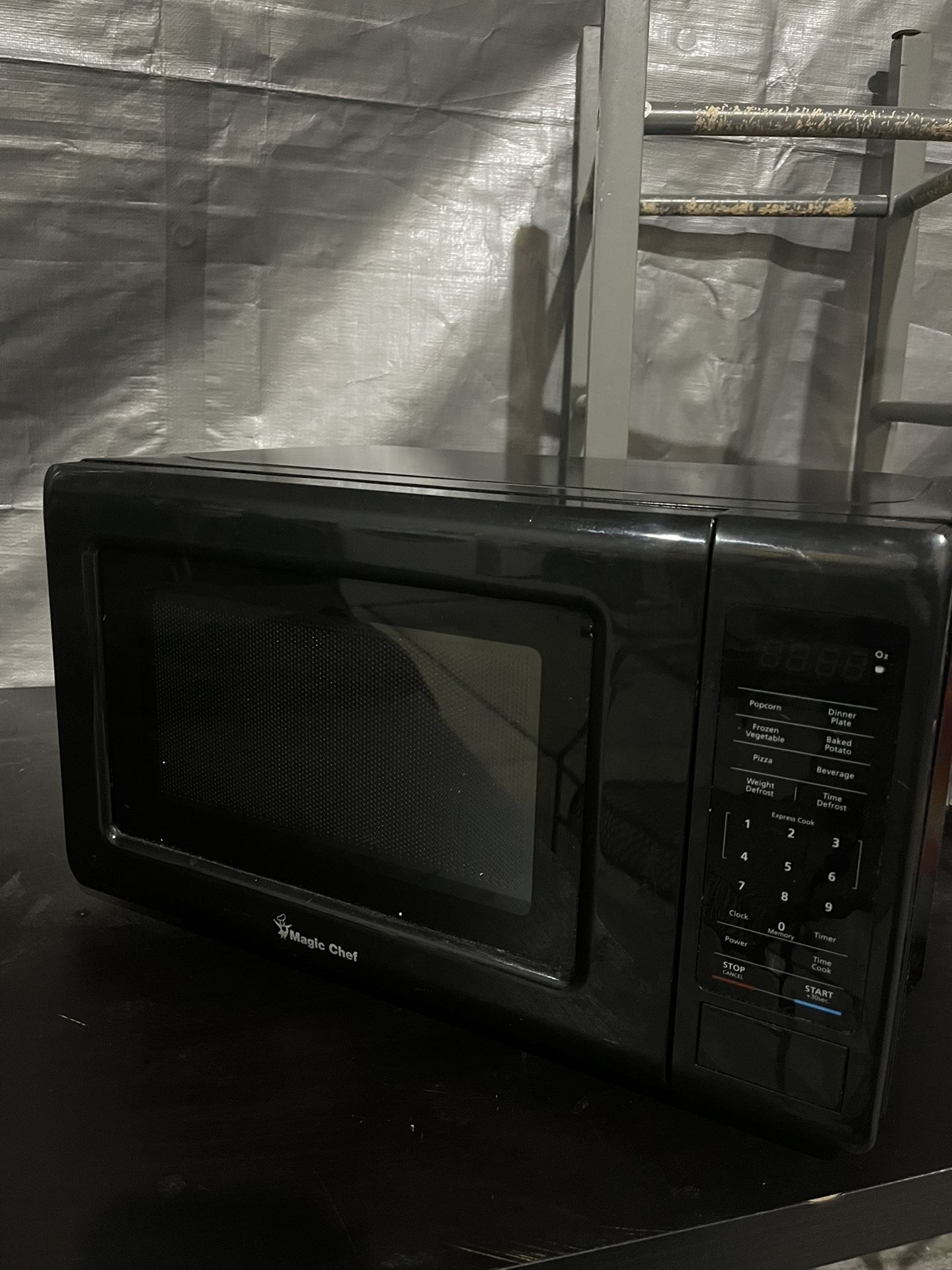 MAGIC CHEF MICROWAVE