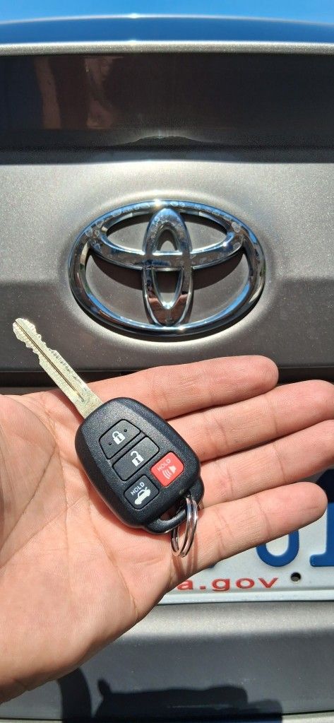 Car Keys And Remotes / Llaves De Carro Y Controlles
