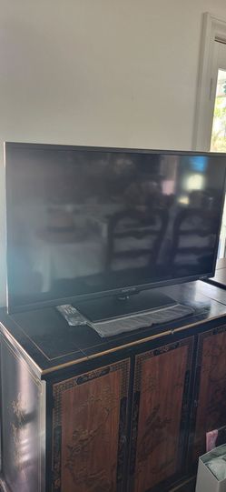 TV  42"  Sceptre with Remote.