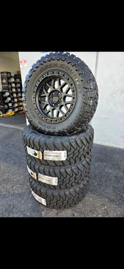20" KMC w/ 35" Toyo MT tires