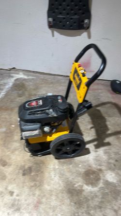 DEWALT 3300 PSI 2.4 GPM Gas Pressure Washer with Honda GCV200 Engine, Heavy-Duty Commercial Cold Water Power Cleaner