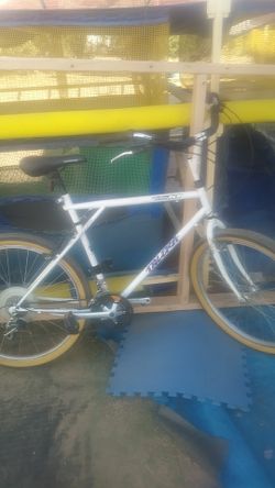 Giant 26" tall mountain bike