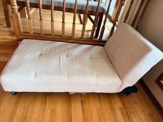 Small day bed in excellent condition