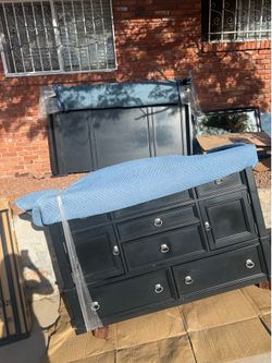 KING SIZE BEDROOM SET AND MATTRESS
