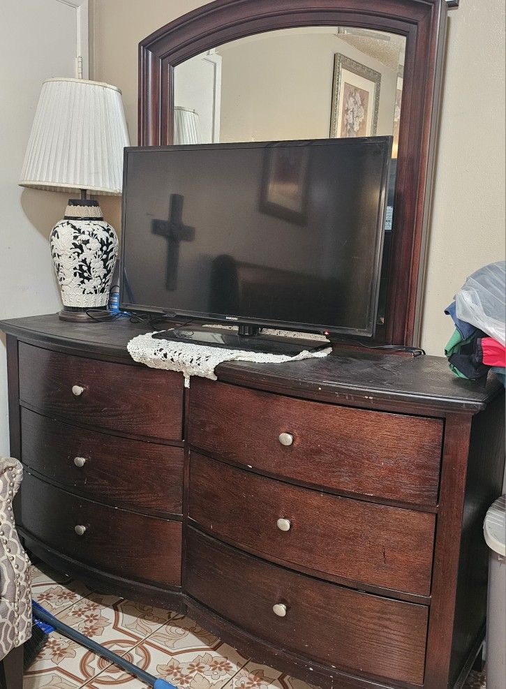 Dresser With Mirror 