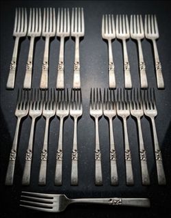 21-piece vintage silver fork set in the iconic "Morning Star" pattern by Oneida 11 Dinner 10 Salad