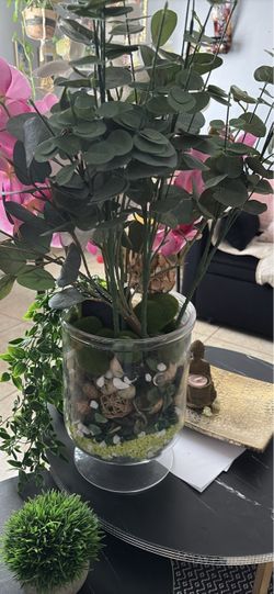Vendo florero de copa las flores son artificiales