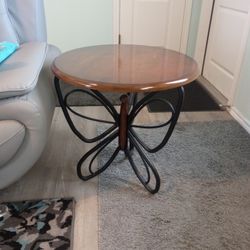 Beautiful 24"Round Table With Black Metal Tri-Butterfly Base