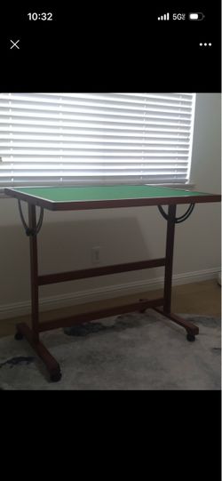 Jigsaw puzzle table