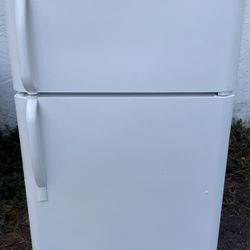 Frigidaire Refrigerator/ Refrigerador Frigidaire/ Delivery Available/ Entrega Dispónible