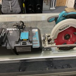 Makita tool bundle with saw with battery and charger