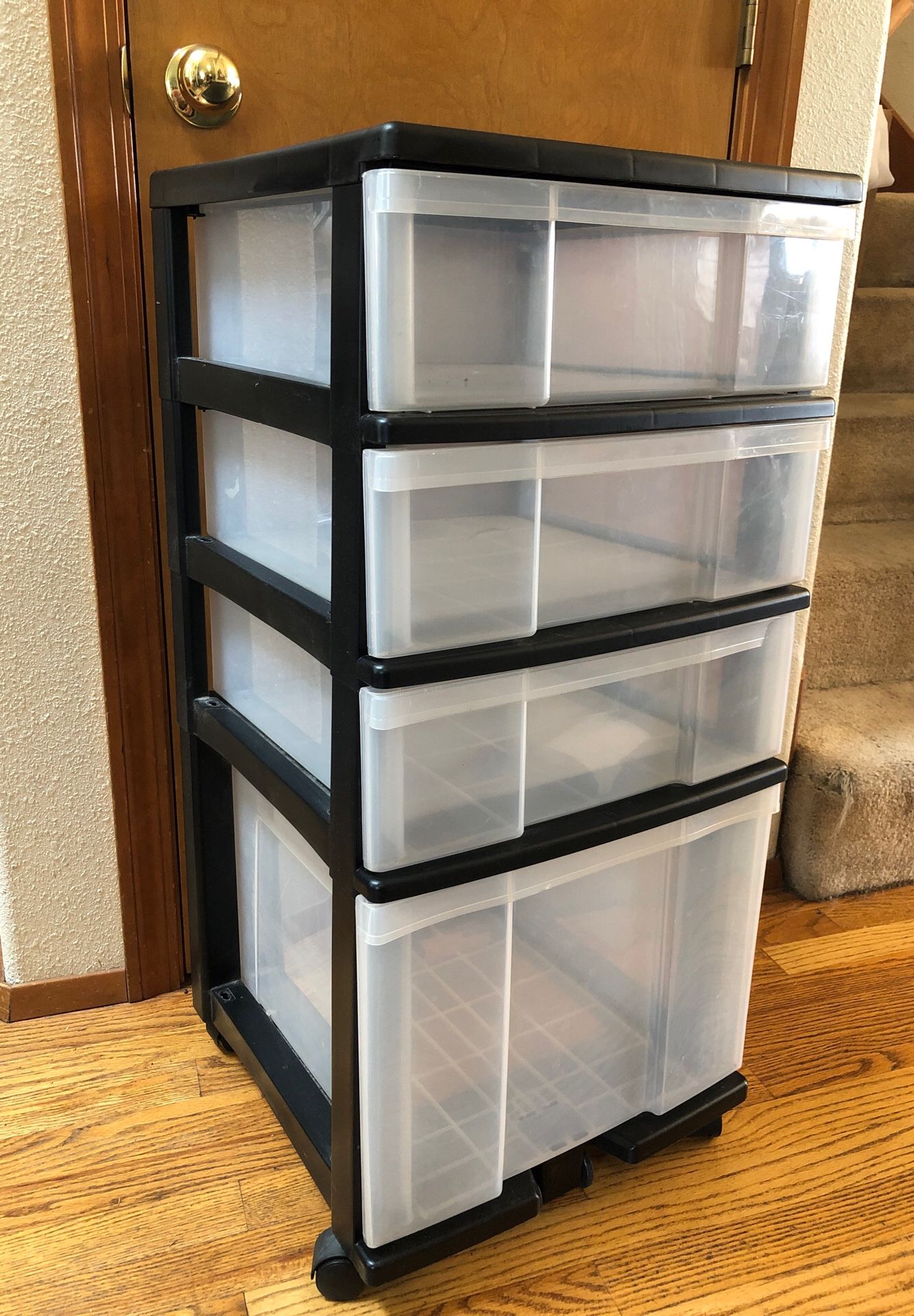 4-drawer tower on castors