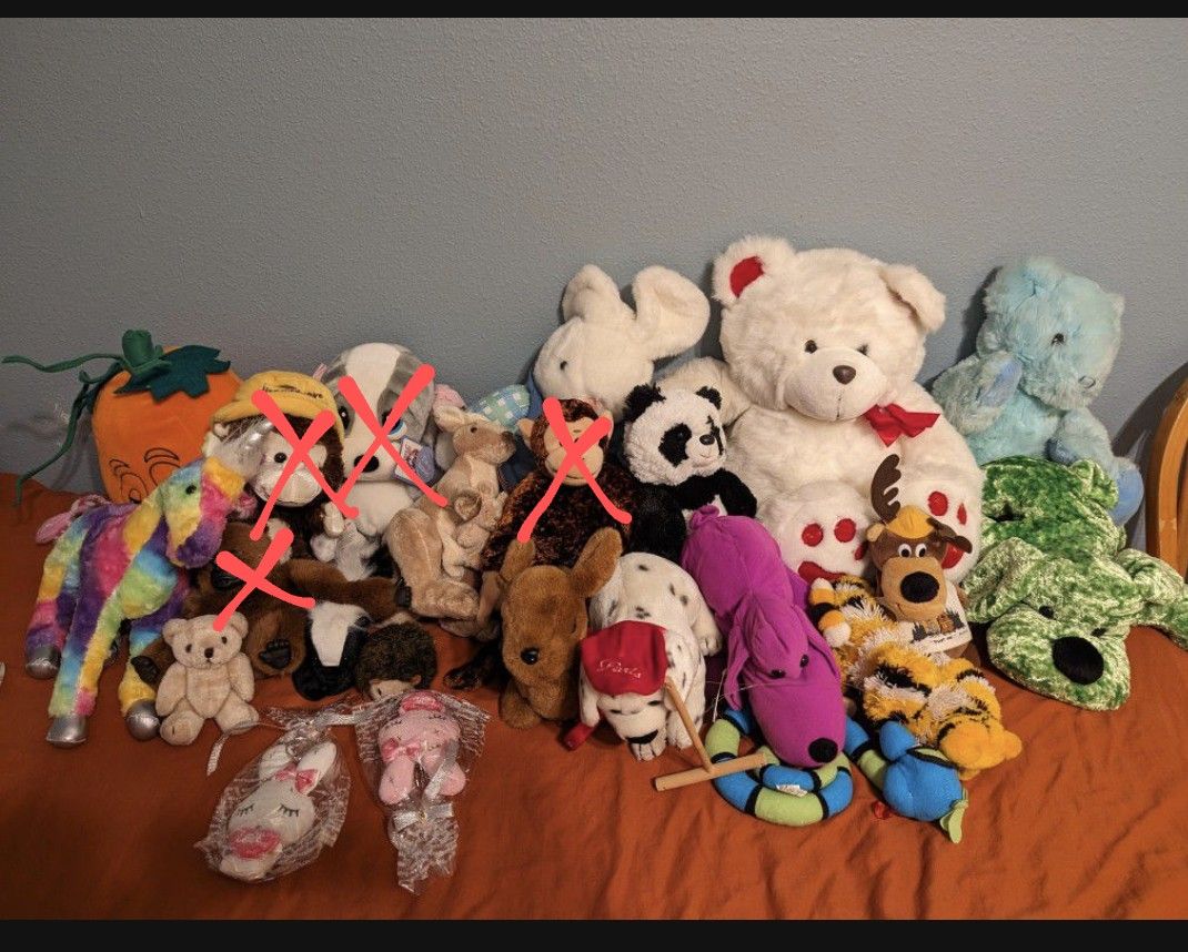 Huge Lot Of Stuffed Animals And Plushes