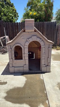 Kids outdoor play house