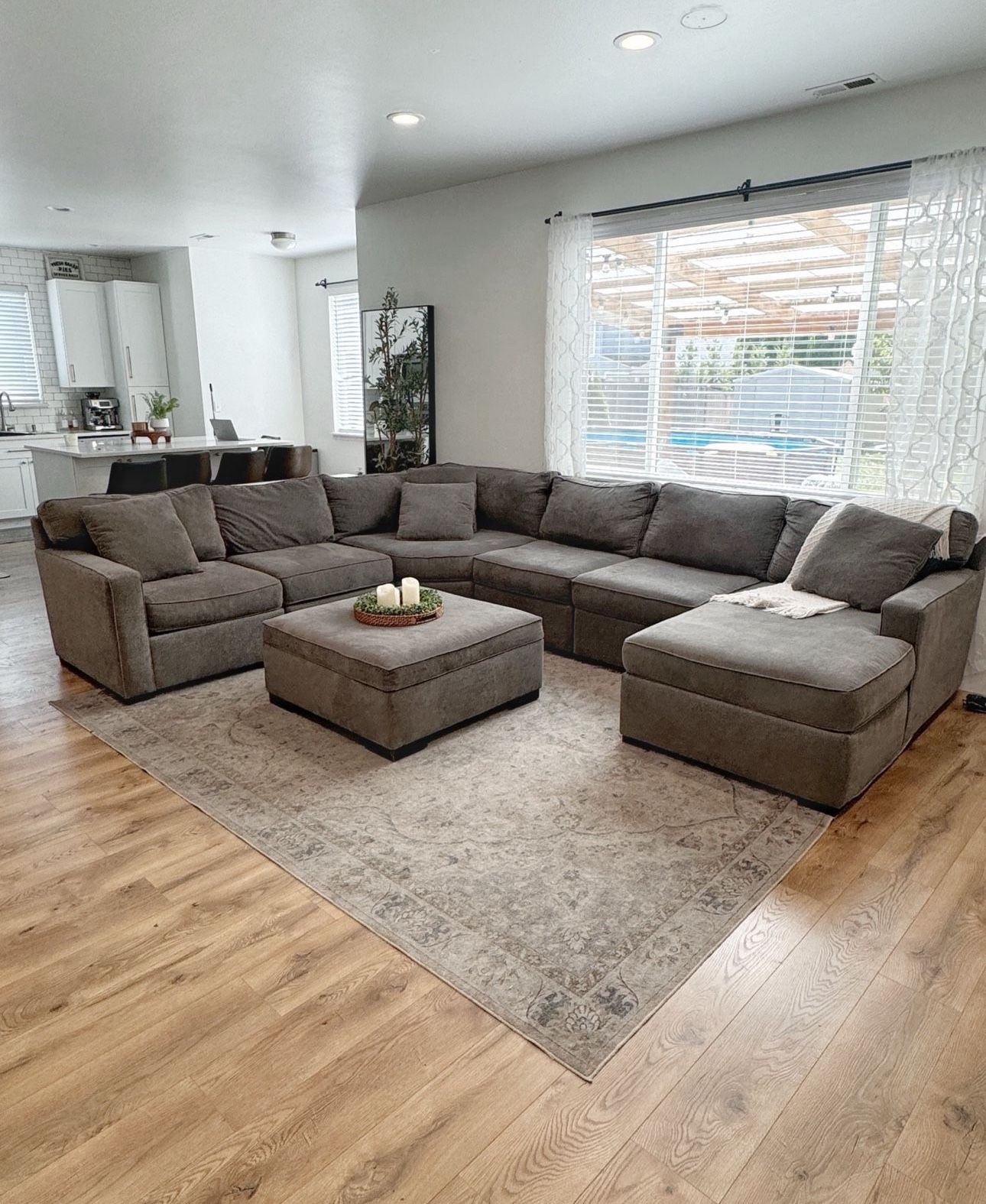 BEAUTIFUL Sectional Couch With Storage Ottoman. DELIVERY 🚚