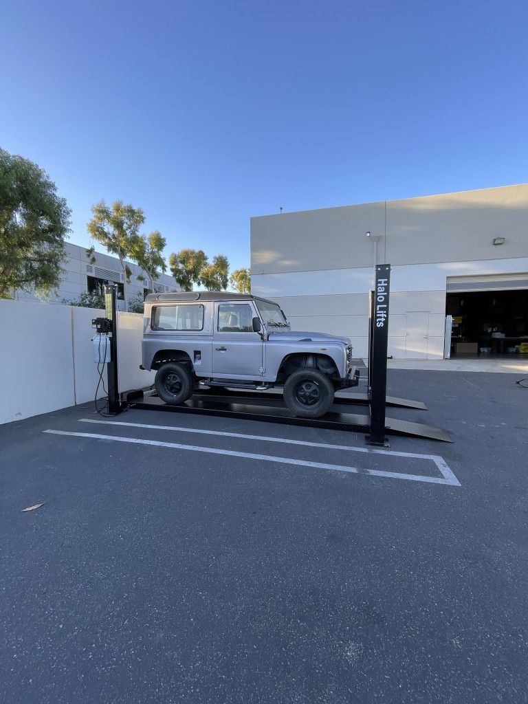 This is a brand new 4 Post Car Lift comes with castors so it doesn’t have to be bolted down and can be moved (without a car loaded)