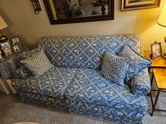 Beautiful couch in mint condition
