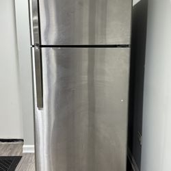 Like‑New GE Refrigerator