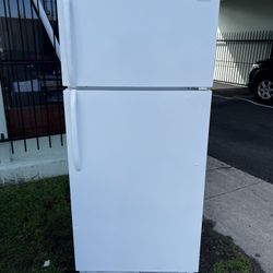Frigidaire Top Freezer Refrigerator Apartment Size In White 