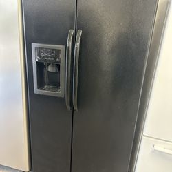Side By Side GE Refrigerator 