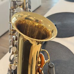 Bundy saxophone In Mint Condition With Stand And Books