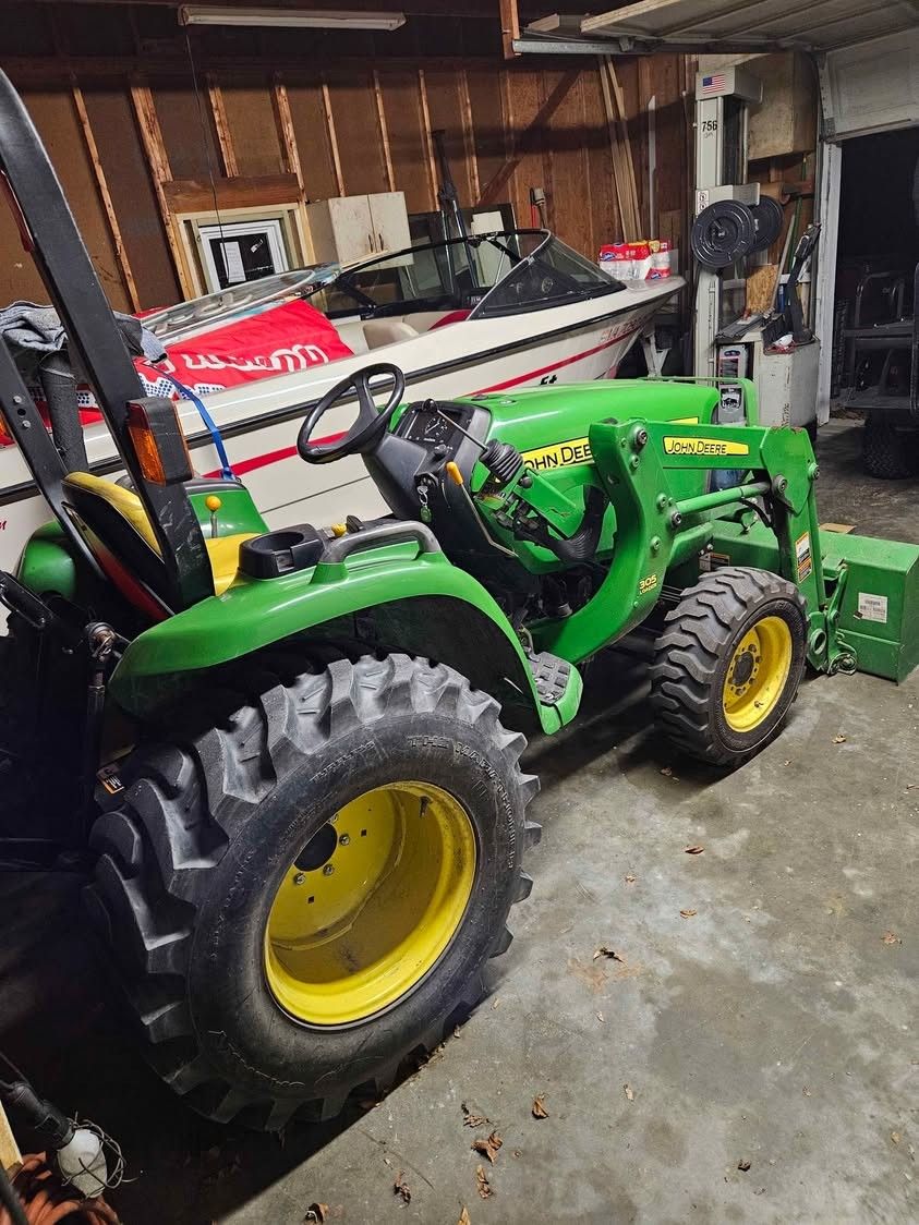 3032E John Deere Tractor 