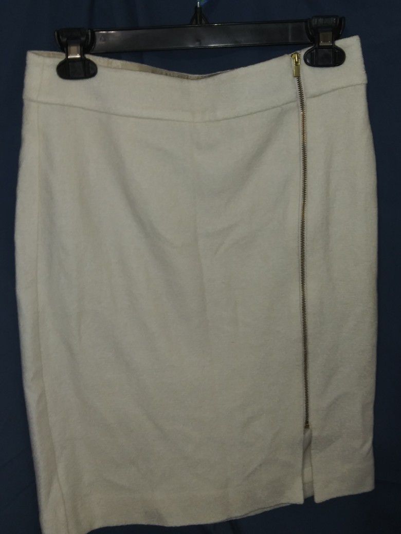 Banana Republic Women's Size 4 Ivory Zip Up Wool Blend Pencil Skirt Fully Lined

Great Condition!!

**Bundle and save with combined shipping**
