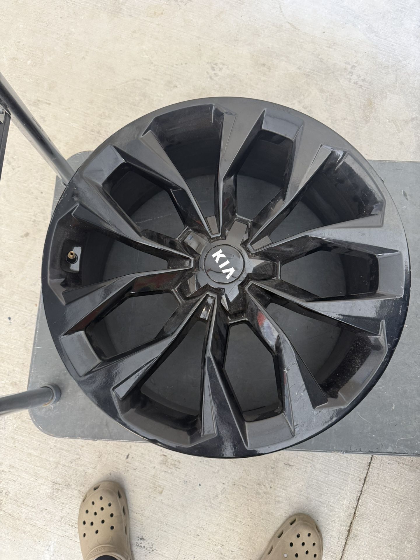 20x8.5 Black OEM Kia Sorento Rim +54 Offset #70738