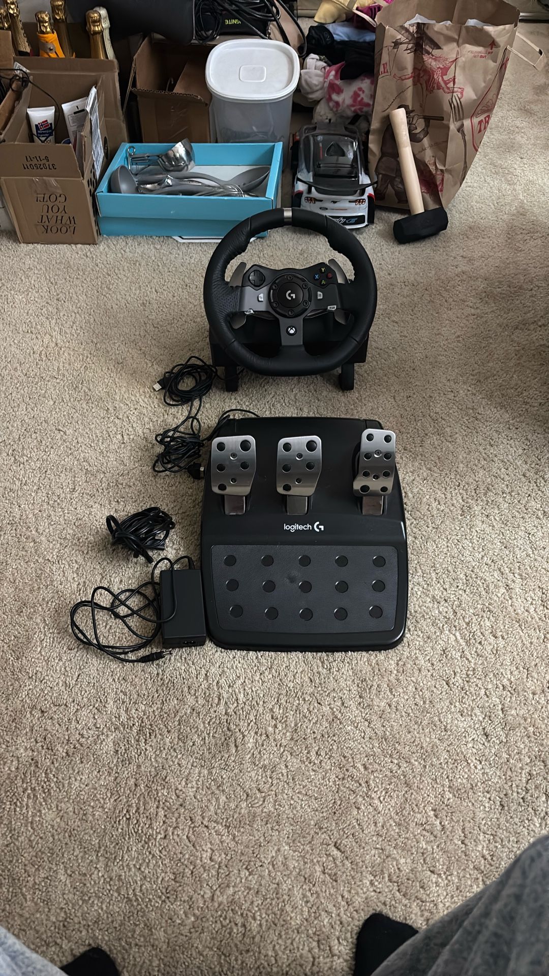 Logitech G920 Driving Force for Xbox One and PC.