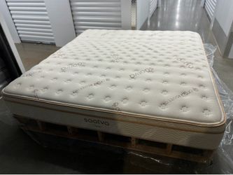 Like New Saatva Classic 11.5" Luxury Firm King Mattress