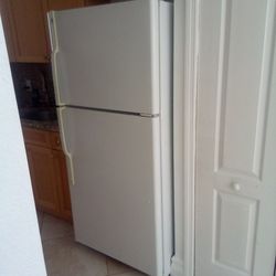 G E Refrigerator 