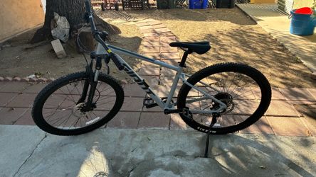 Talon Giant Medium 29” Mountain Bike Medium