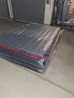 Queen Mattrres Pillow Top 