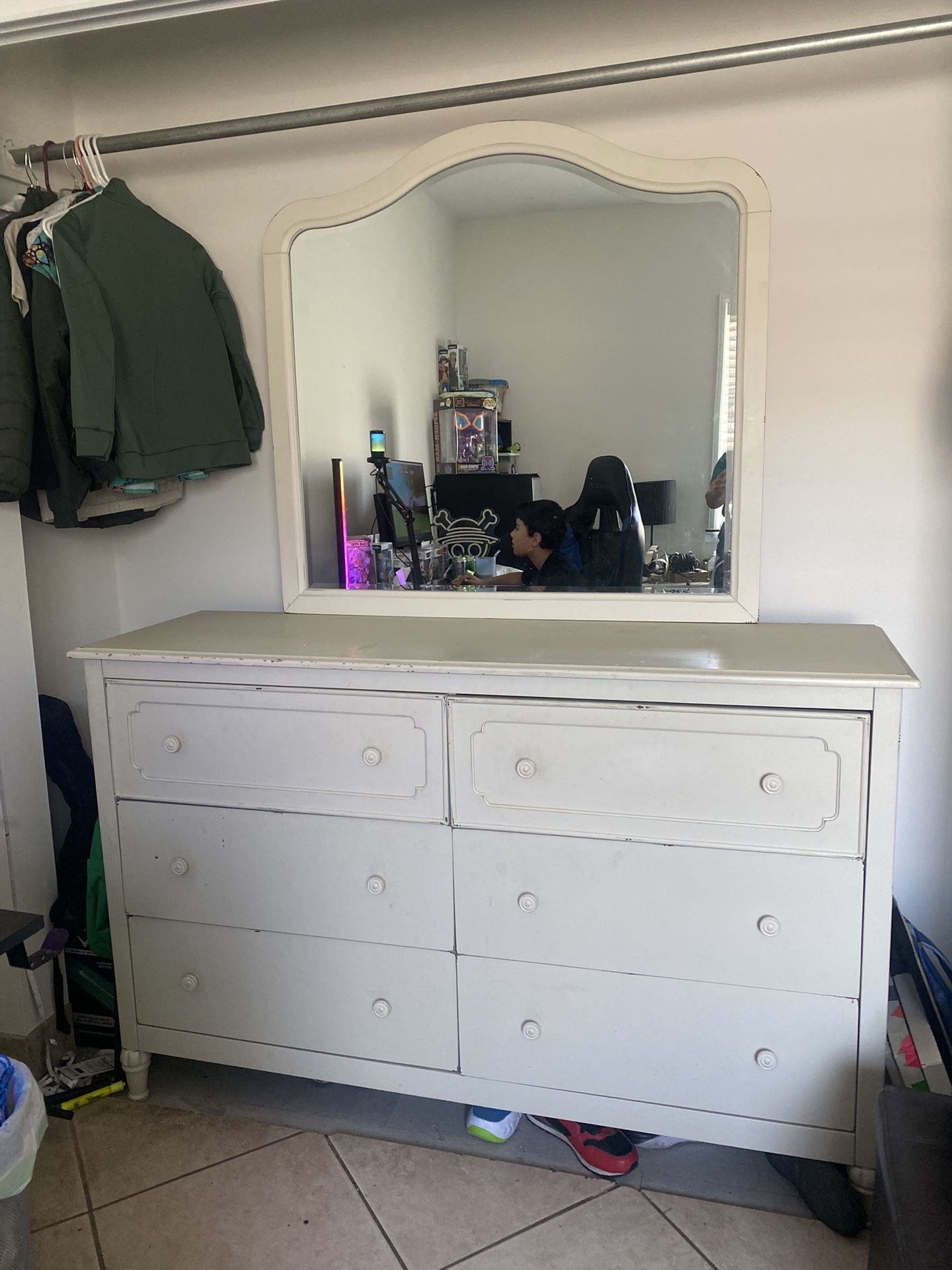 Dresser With Mirror