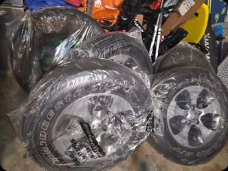 Complete Set of 5 Jeep Wrangler Factory Wheels & Tires — Cerritos