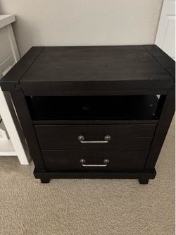 Jaxon nightstand with use ports