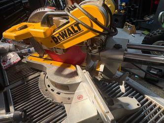 Double bevel sliding miter saw