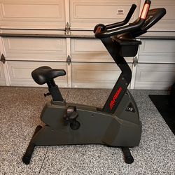Life Fitness upright exercise bike