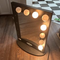 Vanity Girl Hollywood Mirror <3