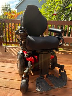 Quantum 6 Edge 2.0 power chair, very lightly used, manual included.