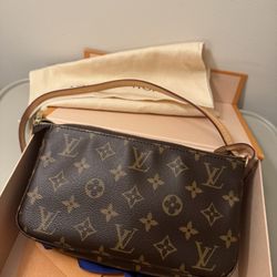Louis Vuitton Pochette Accessoires – Monogram Shoulder Bag / Purse Like New – With Box