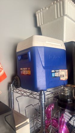 Igloo Rolling Cooler Blue