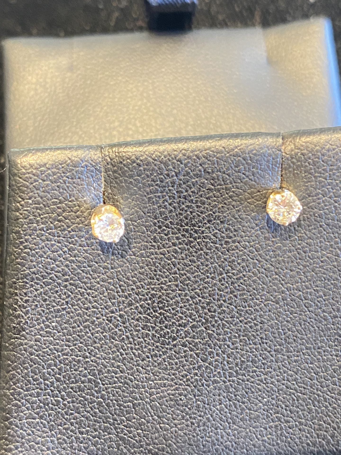 Approx .30 Cttw Natural Diamon Stud Earrings